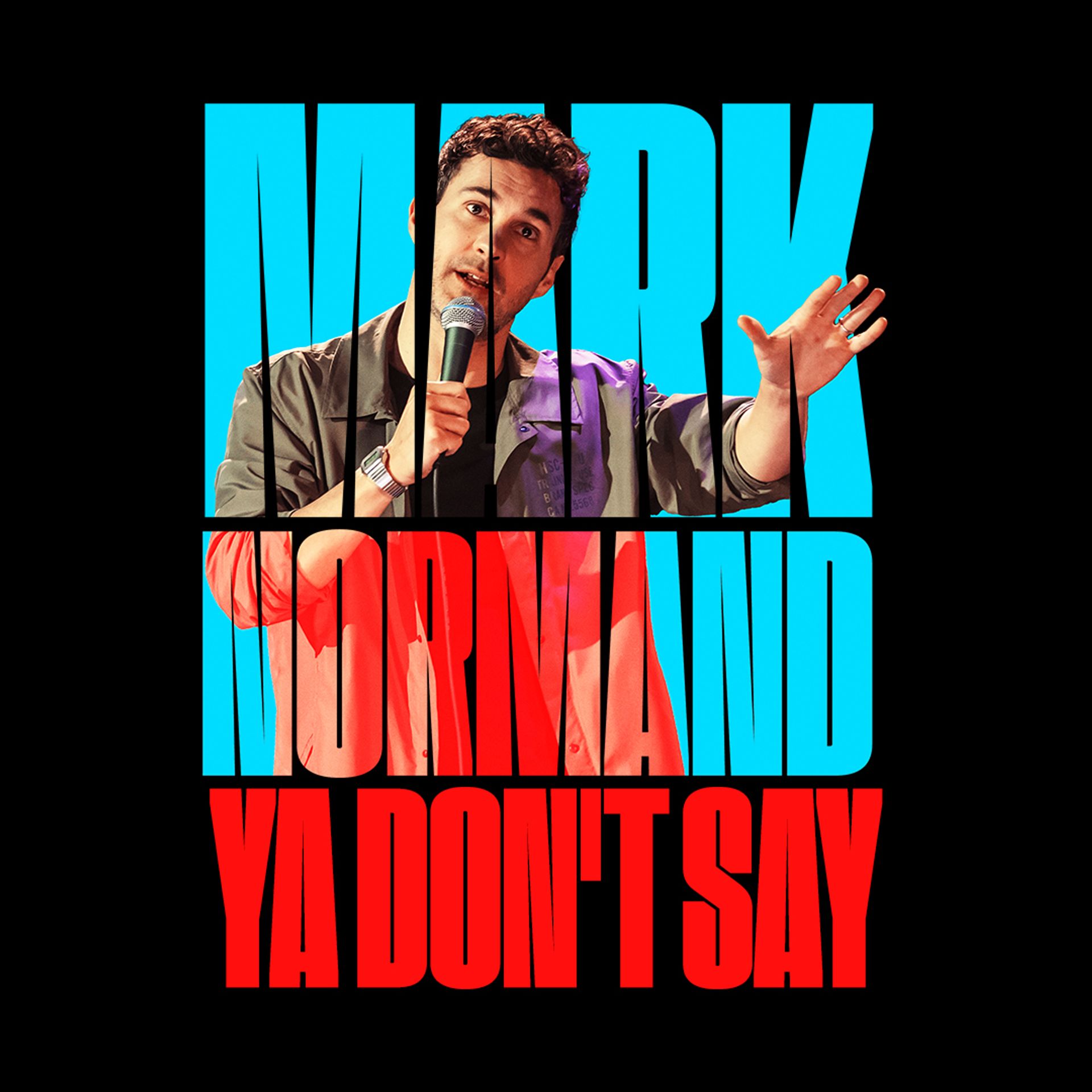 Mark Normands står iklädd en grön skjorta och håller i en mikrofon och pratar. bakgrunden är svart och texten "Mark Normand Ya don't say" är blå och röd.