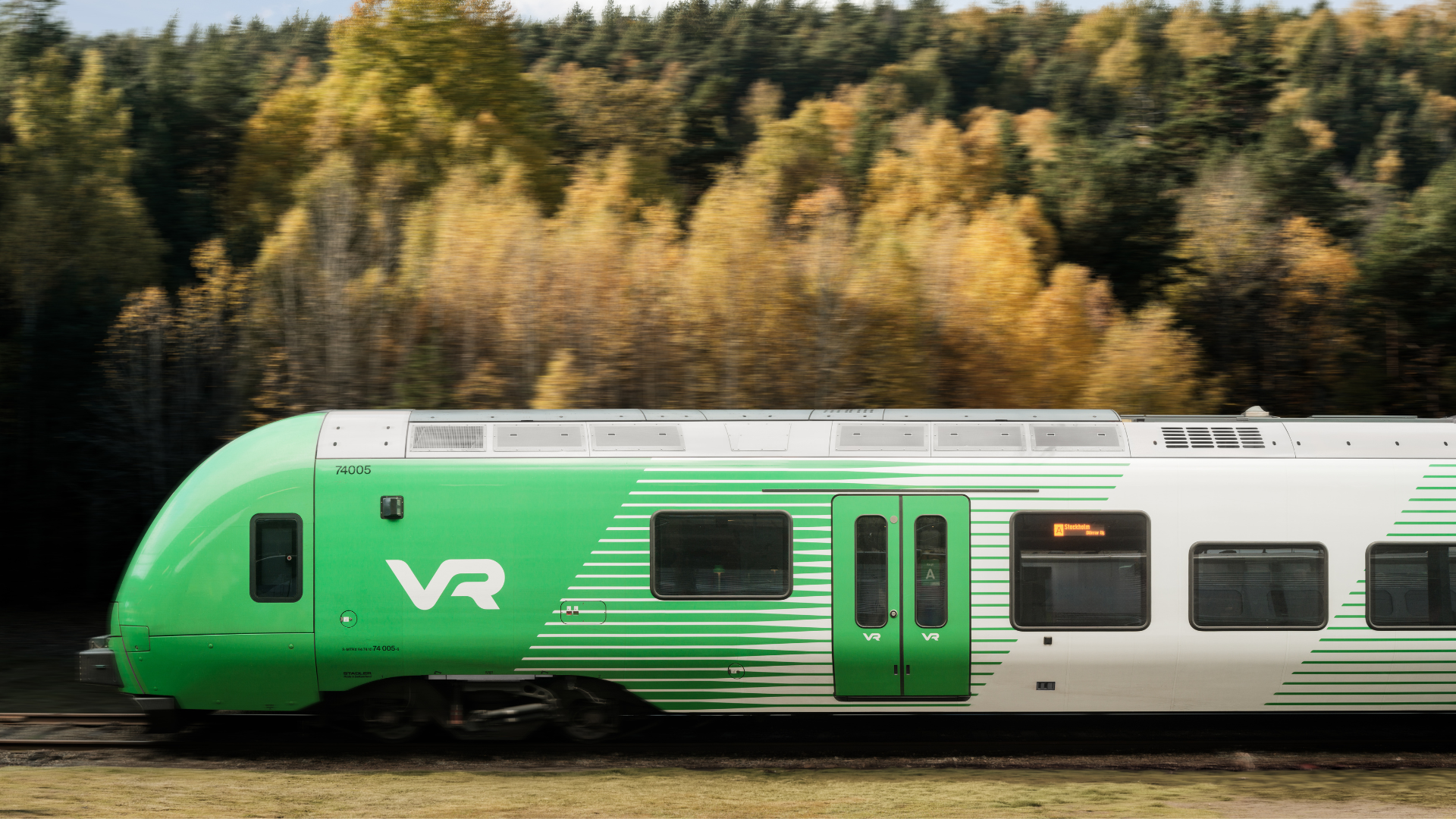 Ett VR-tåg som åker snabbt förbi en skog.