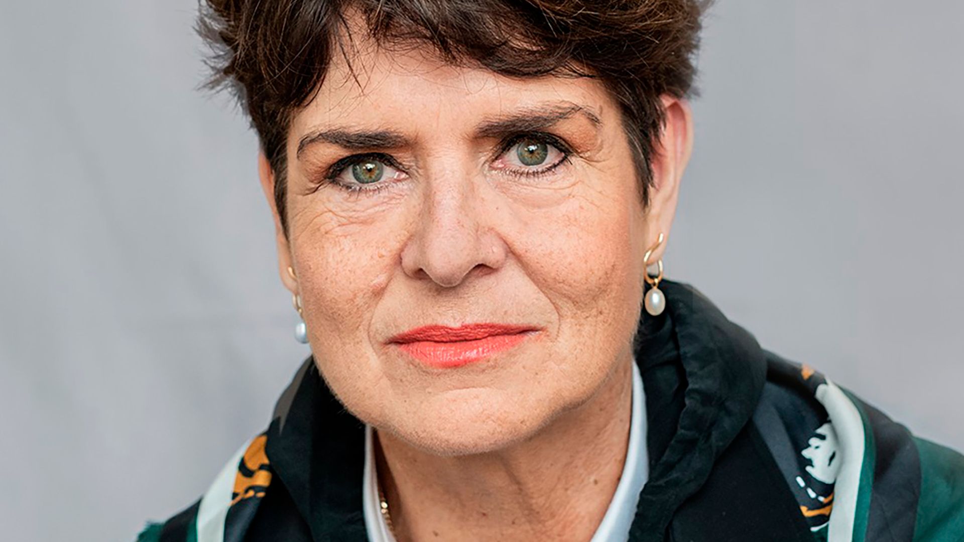 Porträtt på Ullakarin Nyberg som ler och tittar in i kameran
