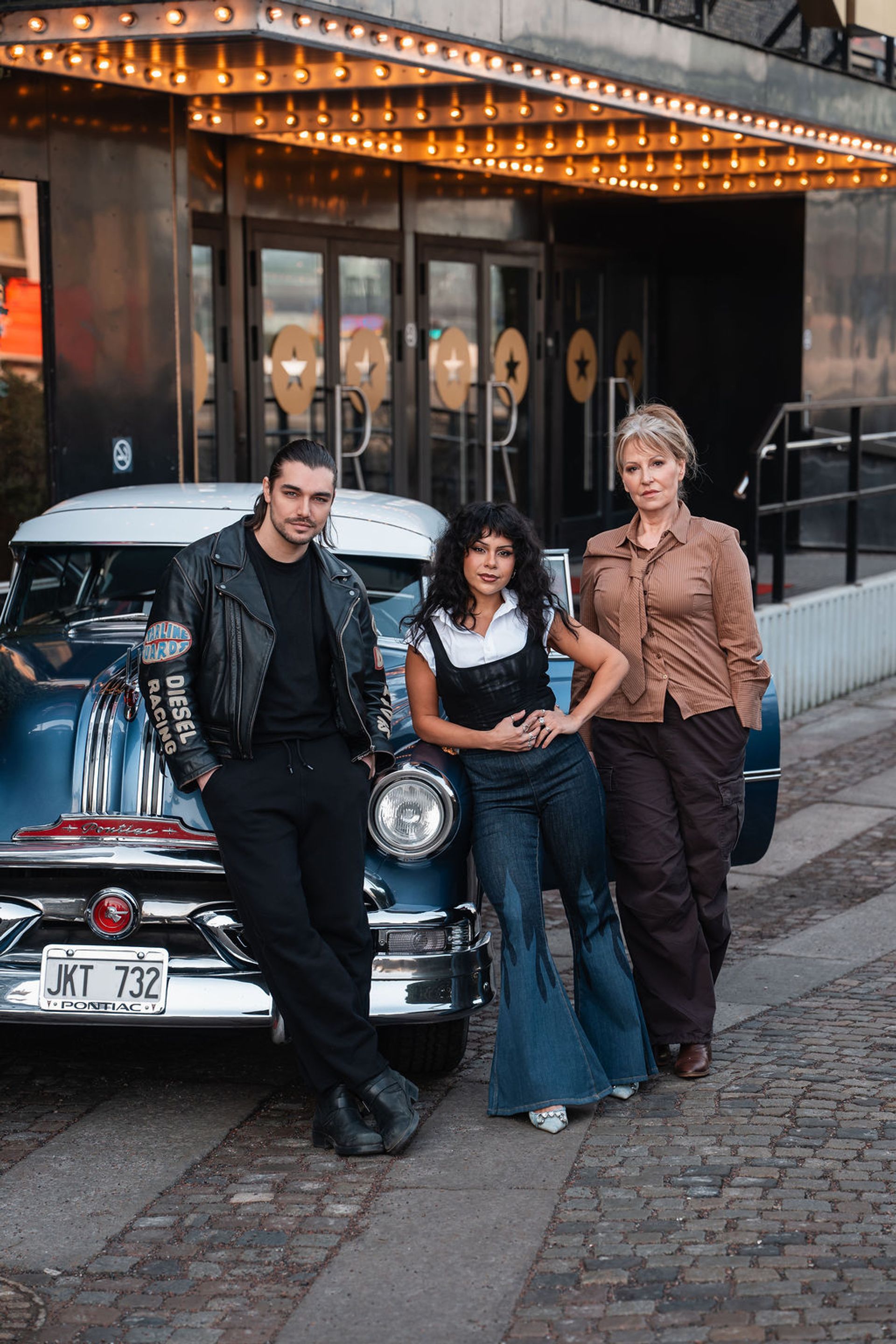 Pressbild för Grease The Musical från Rondo på Anna Mannheimer, Anton Ewald och Arantxa Alvarez tagen utanför Rondo i Göteborg.