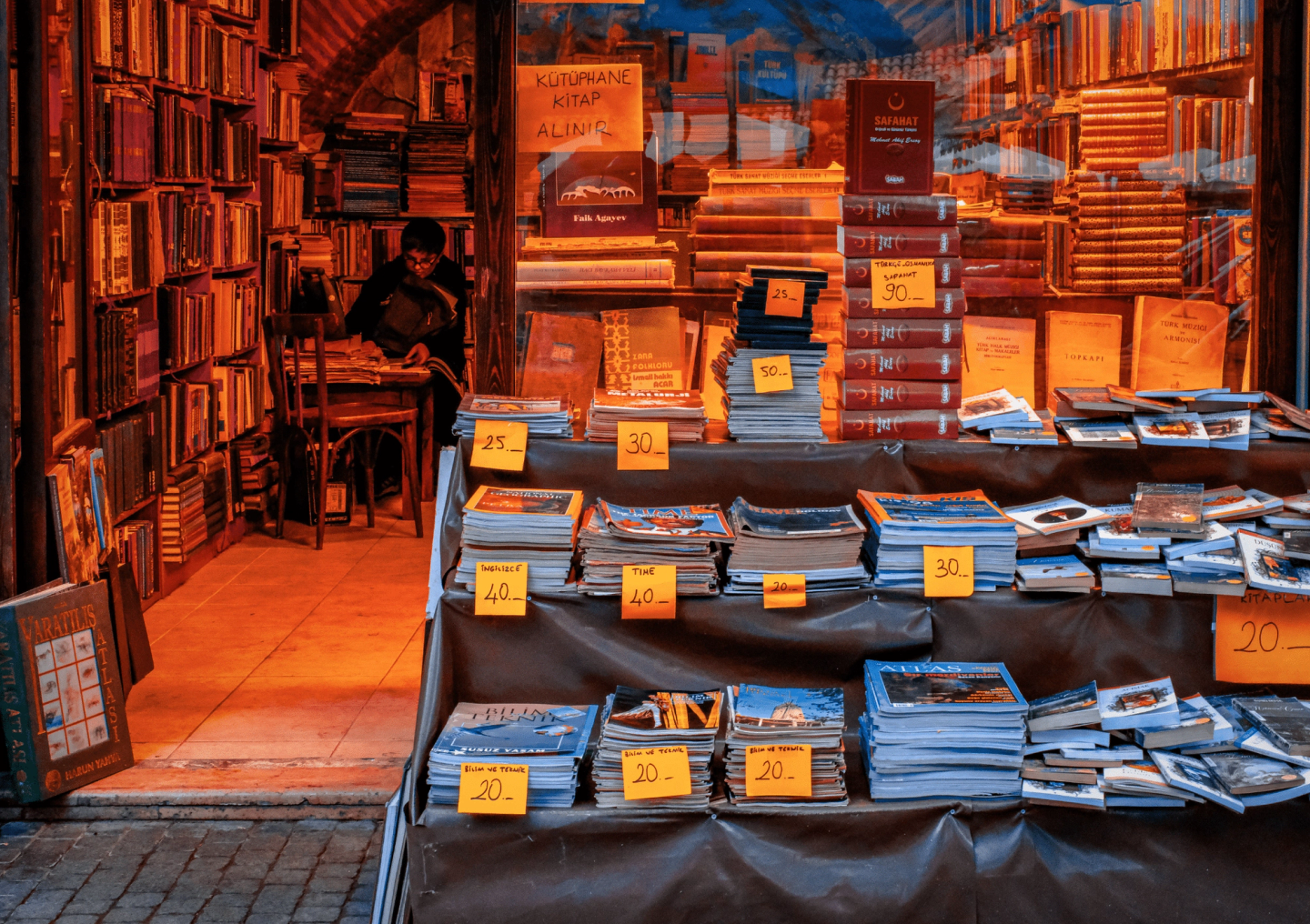 AI Hunts for the Past: How Old Books Suddenly Become the Gold of the Future – and Why That's a Problem