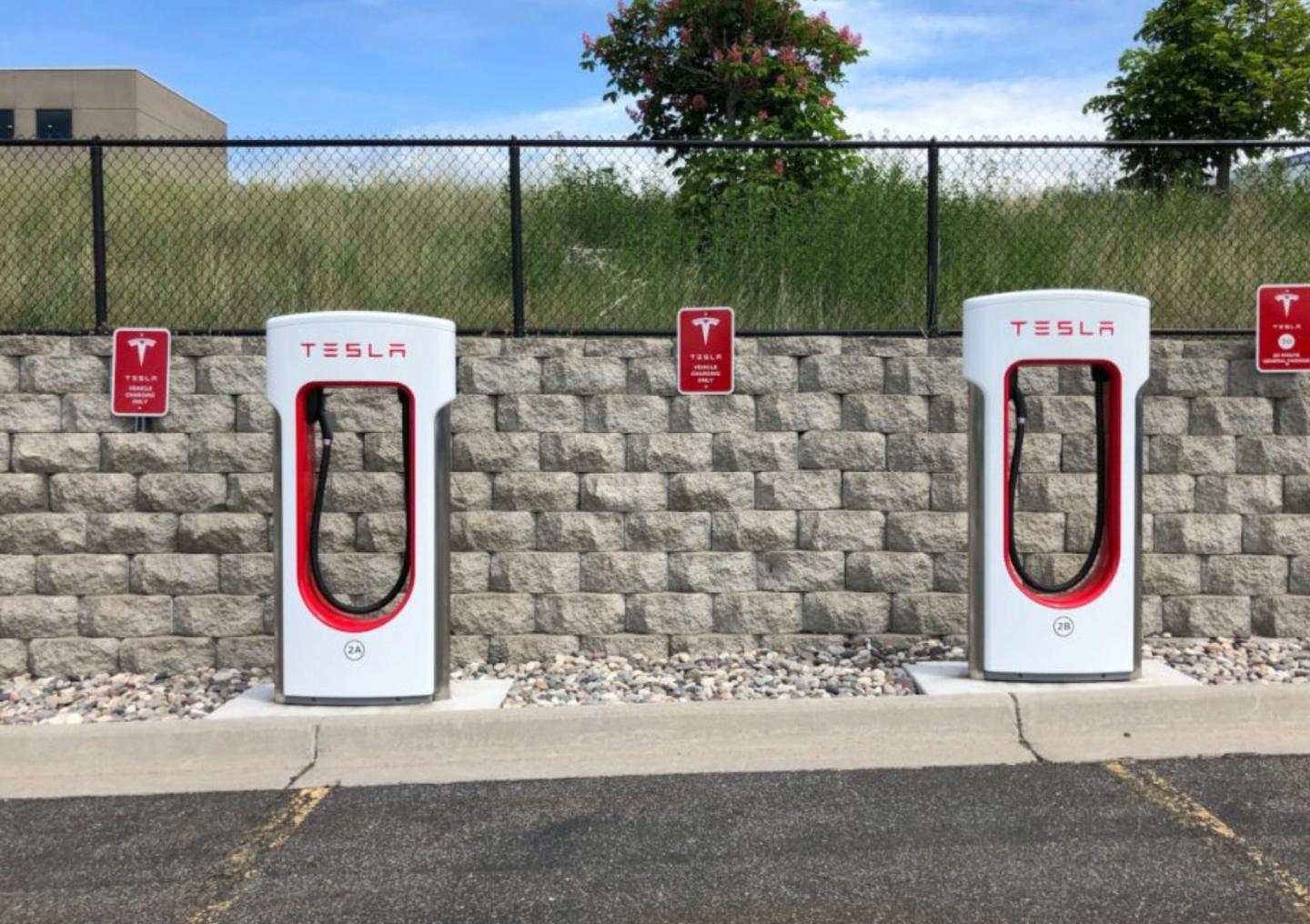 Irreführende Werbeversprechen: vzbv verklagt Tesla