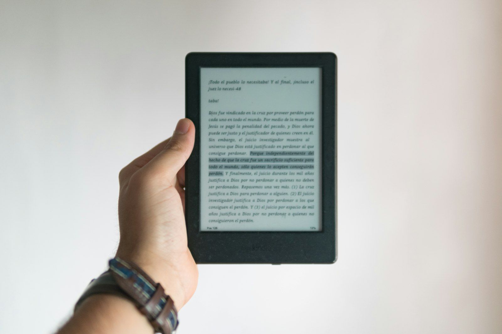 Do E-Readers Still Beat a Paperback in 2026?