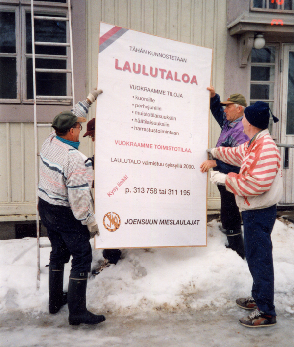 Tiedotusta ohikulkijoille kevättalvella 2000. Kuva Olavi Piiparinen.
