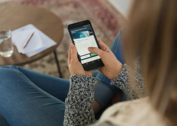 Person som surfar på mobilen