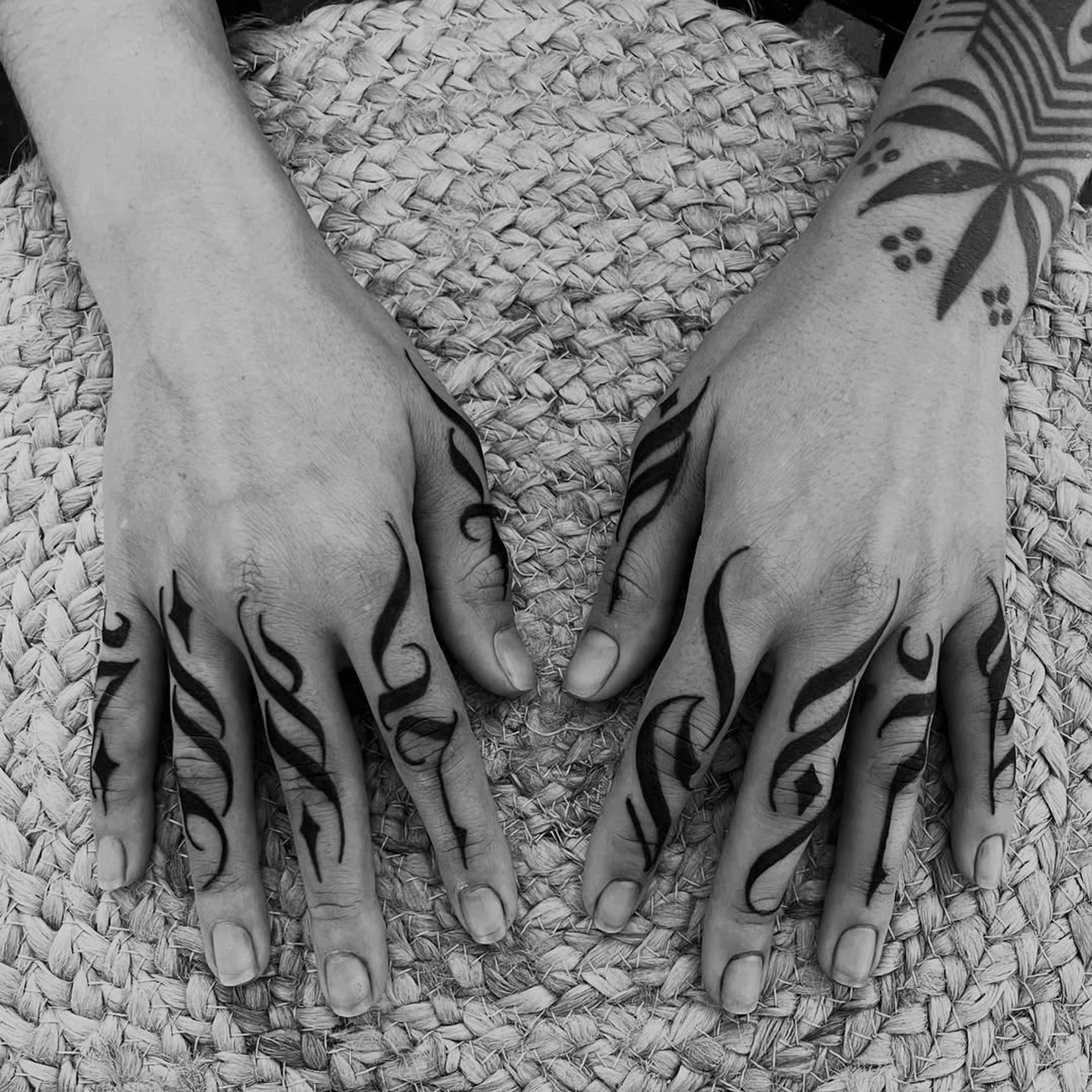 Tatuagem Blackwork Mãos — tatuagem por Oberdam Eltz