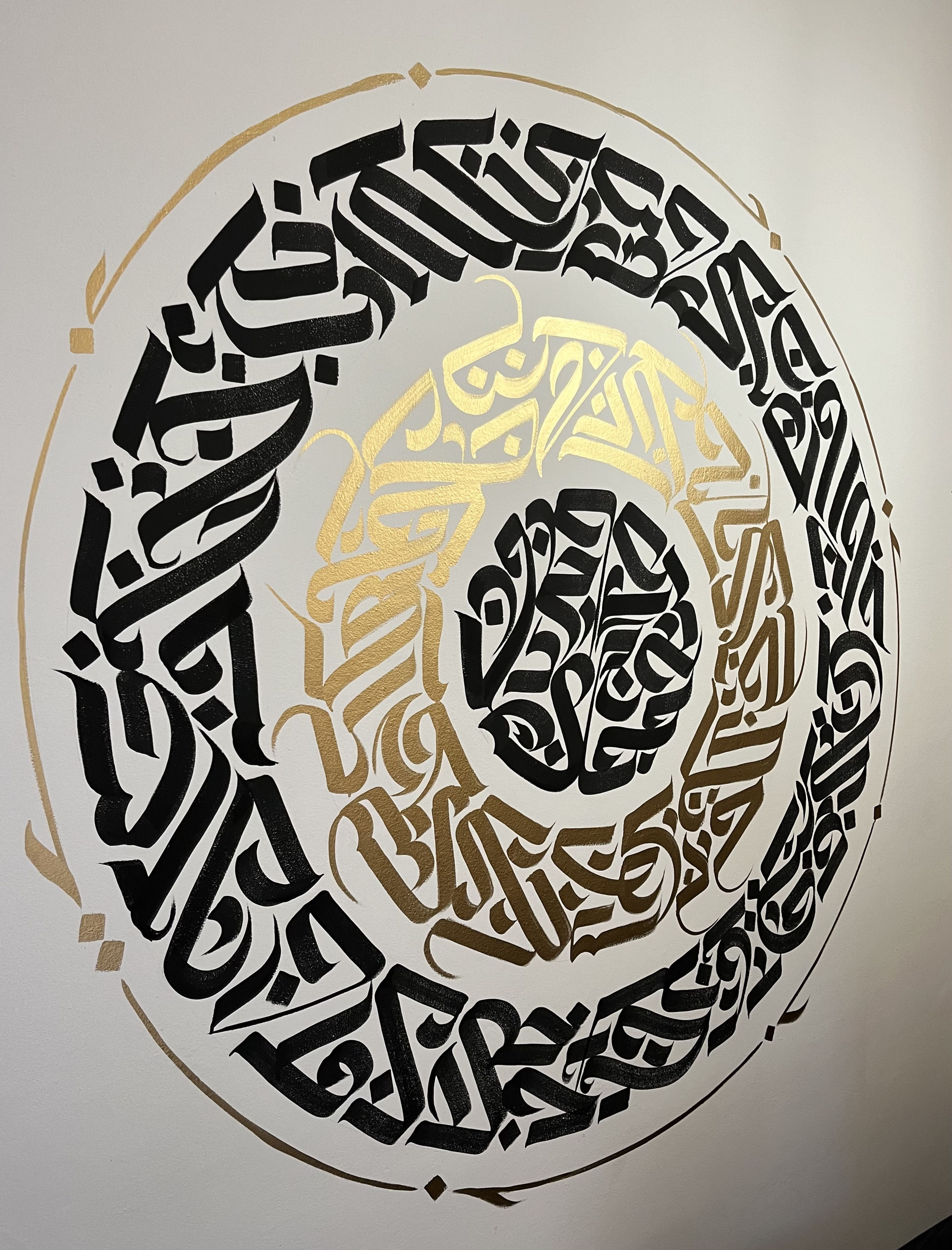 Mandala Circular Lettering Dourado — mural por Oberdam Eltz