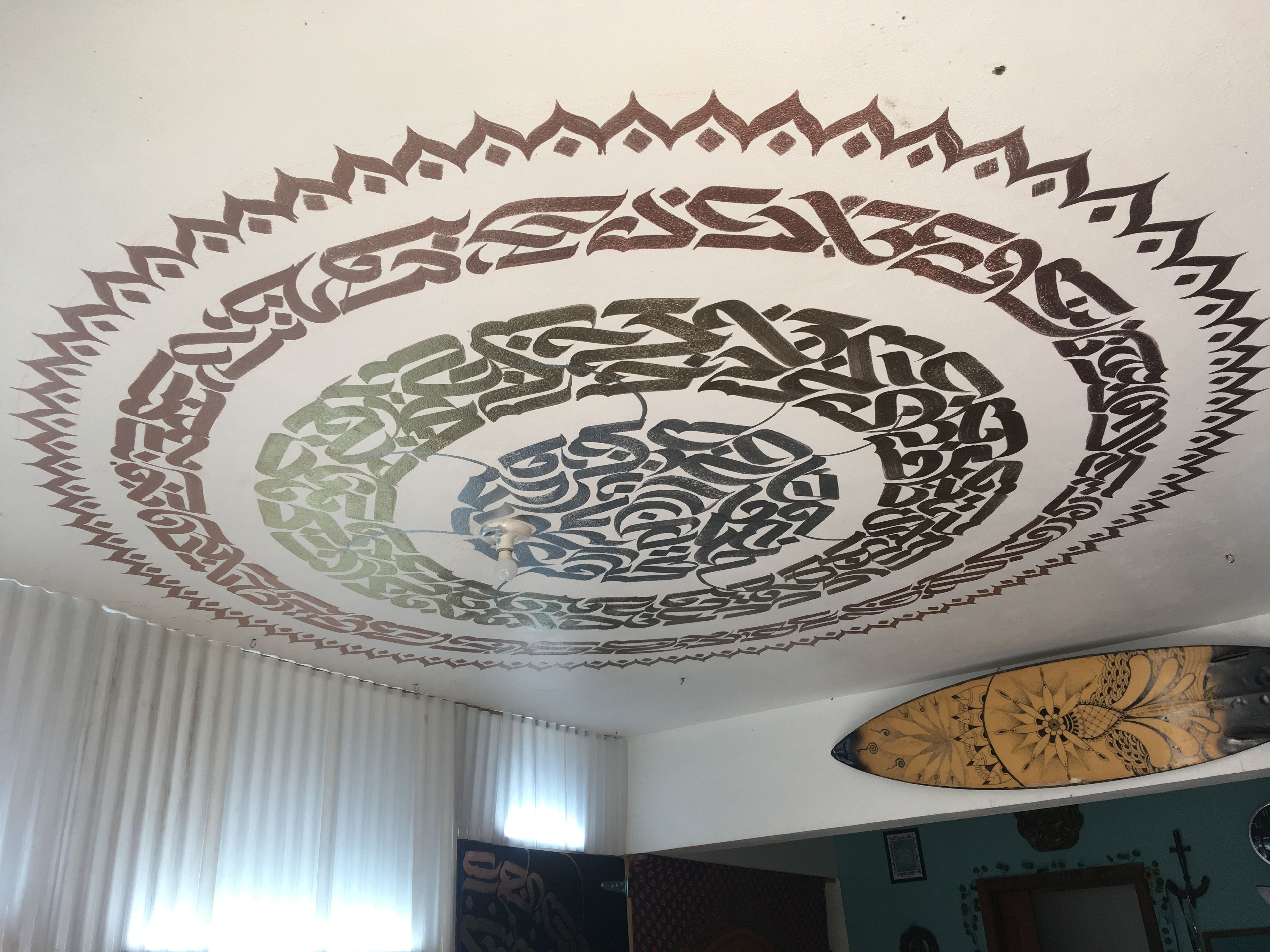 Mandala no Teto Circular Dourado — mural por Oberdam Eltz