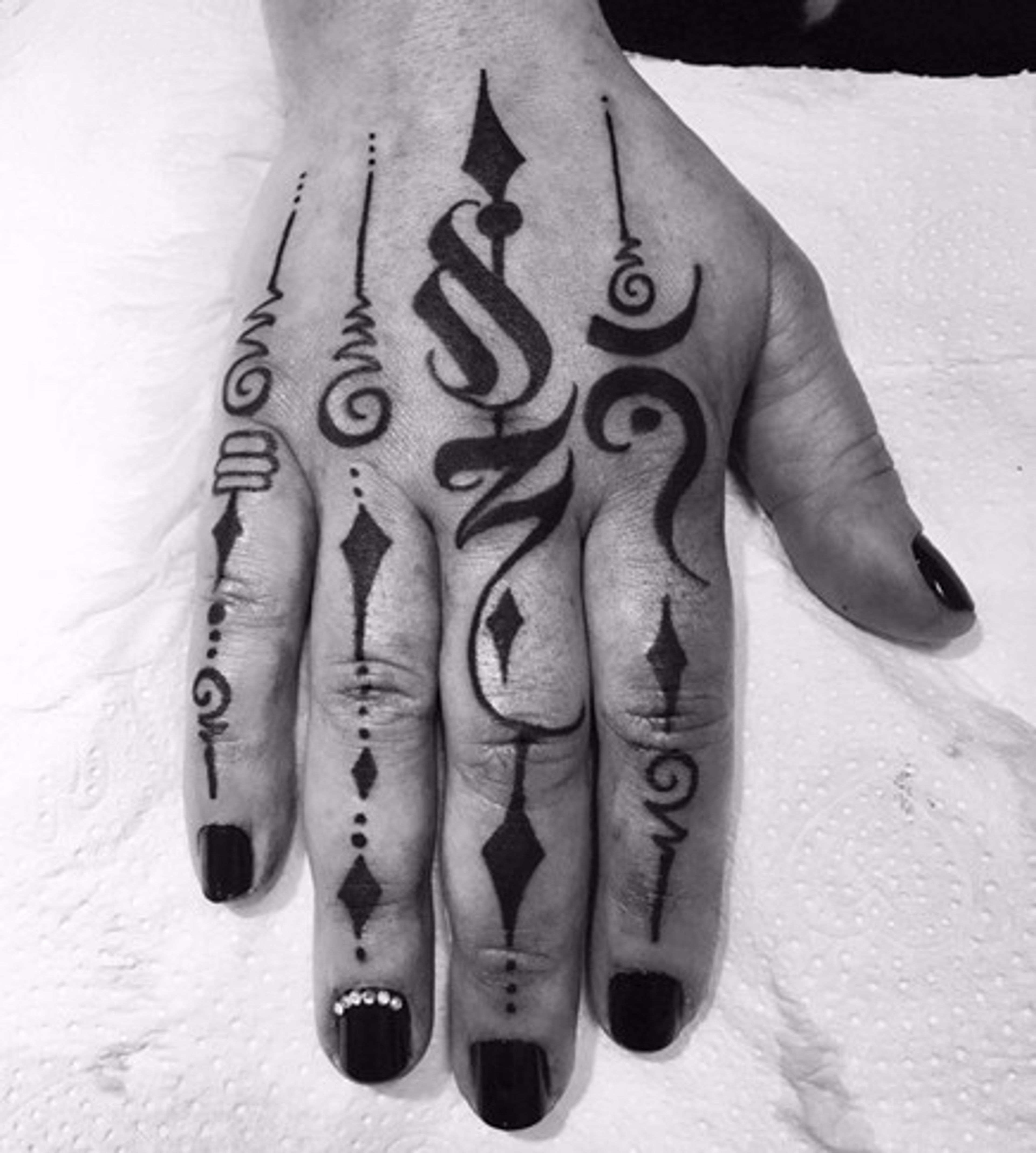 Tatuagem Blackwork na Mão — tatuagem por Oberdam Eltz