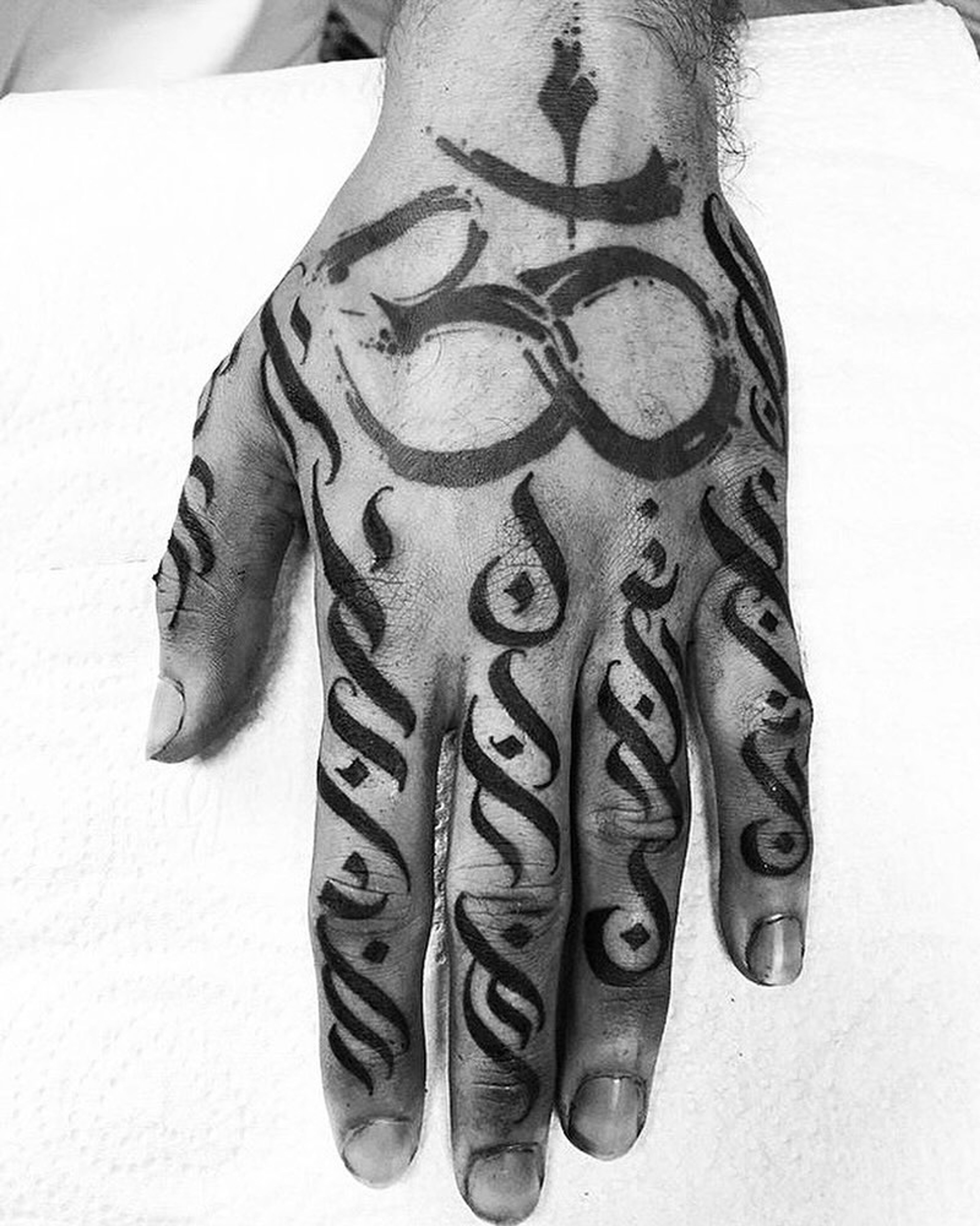 Tatuagem Mão Blackwork — tatuagem por Oberdam Eltz