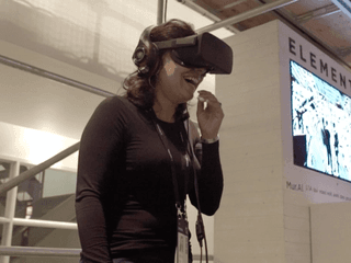 Femme jouant à un jeux de réalité virtuelle durant l'évènement C2 Montreal