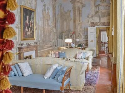 Saskia Luxury Florence For 6 Living 3