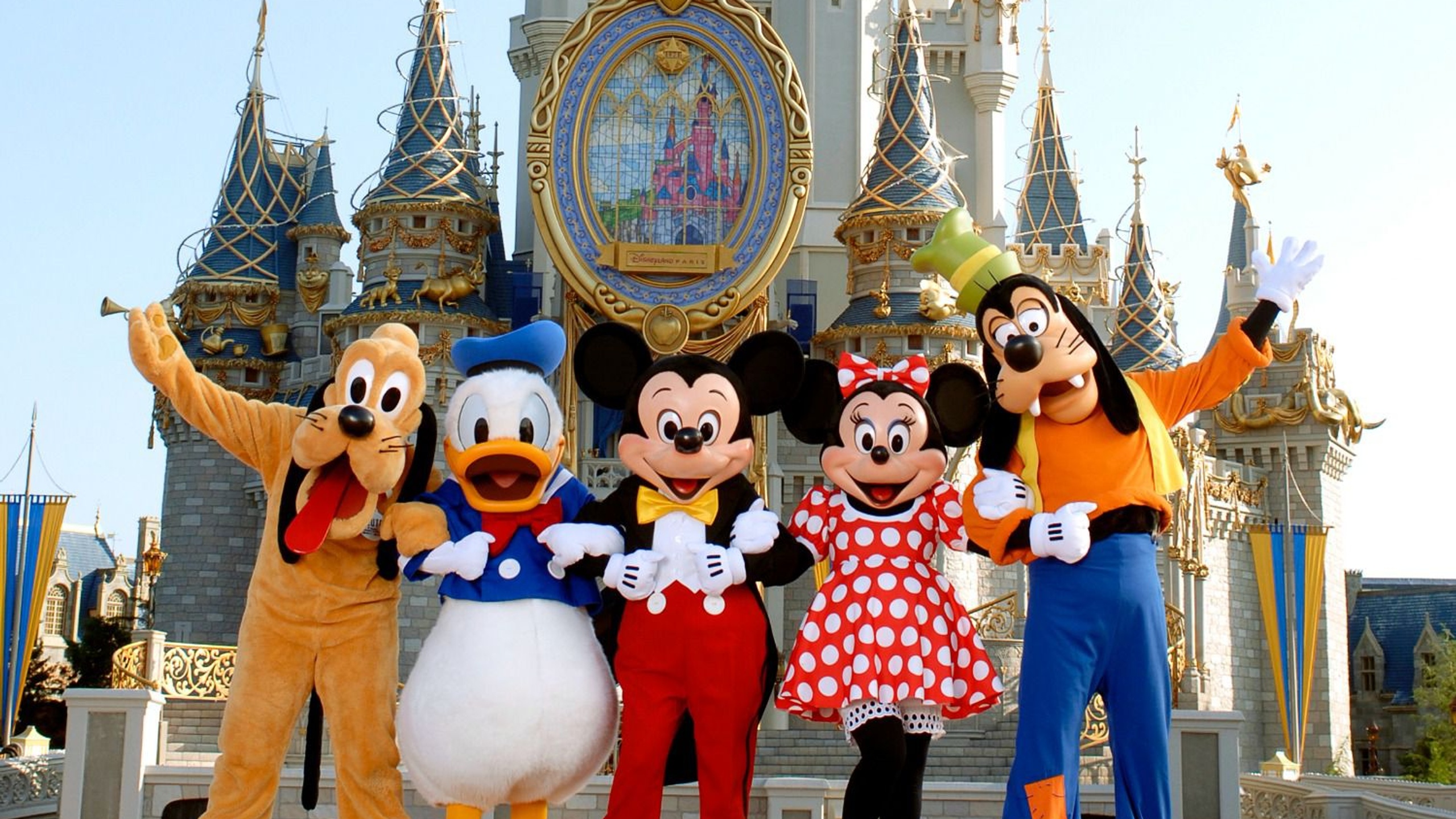 DisneyWorld MickeyGang Castle 567e85275f9b586a9eb6b098
