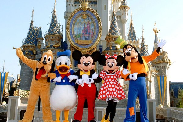 DisneyWorld MickeyGang Castle 567e85275f9b586a9eb6b098