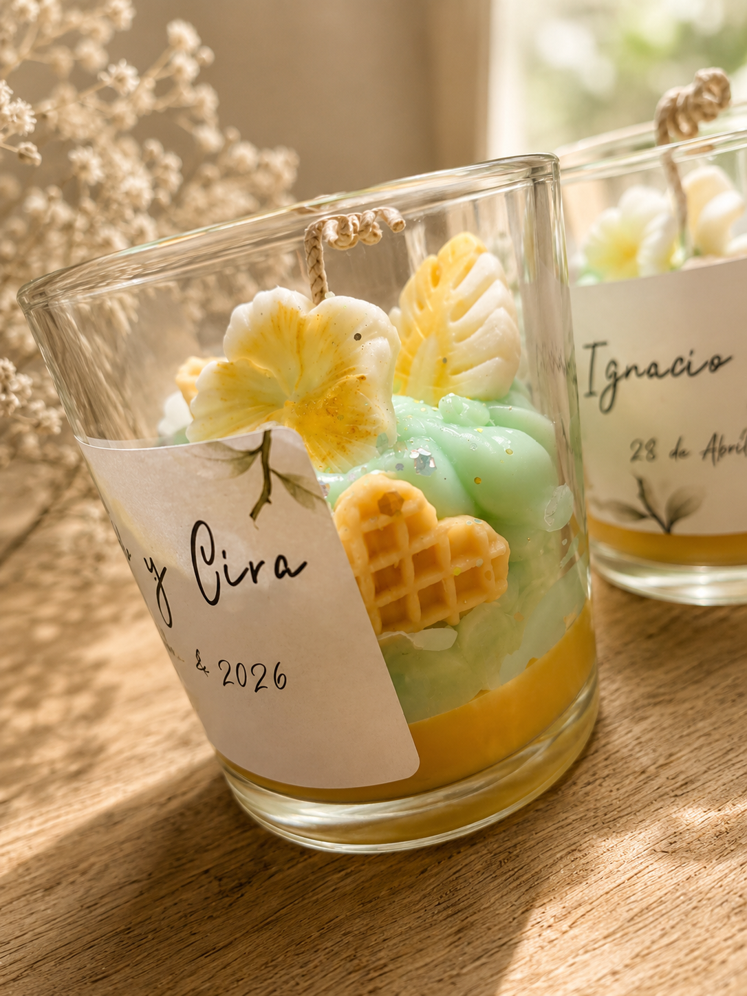 Pedido personalizado — vela morada, jabón y wax melts de frutos rojos sobre papel de lazos.