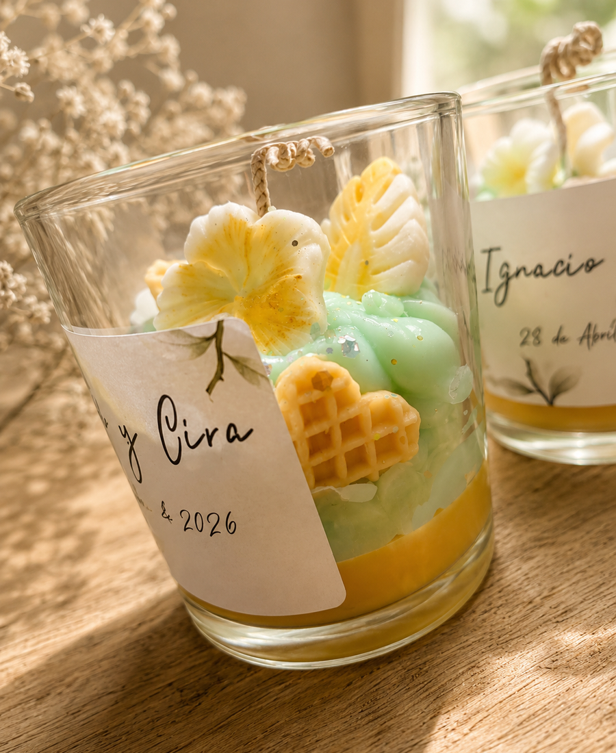 Pedido personalizado — vela morada, jabón y wax melts de frutos rojos sobre papel de lazos.