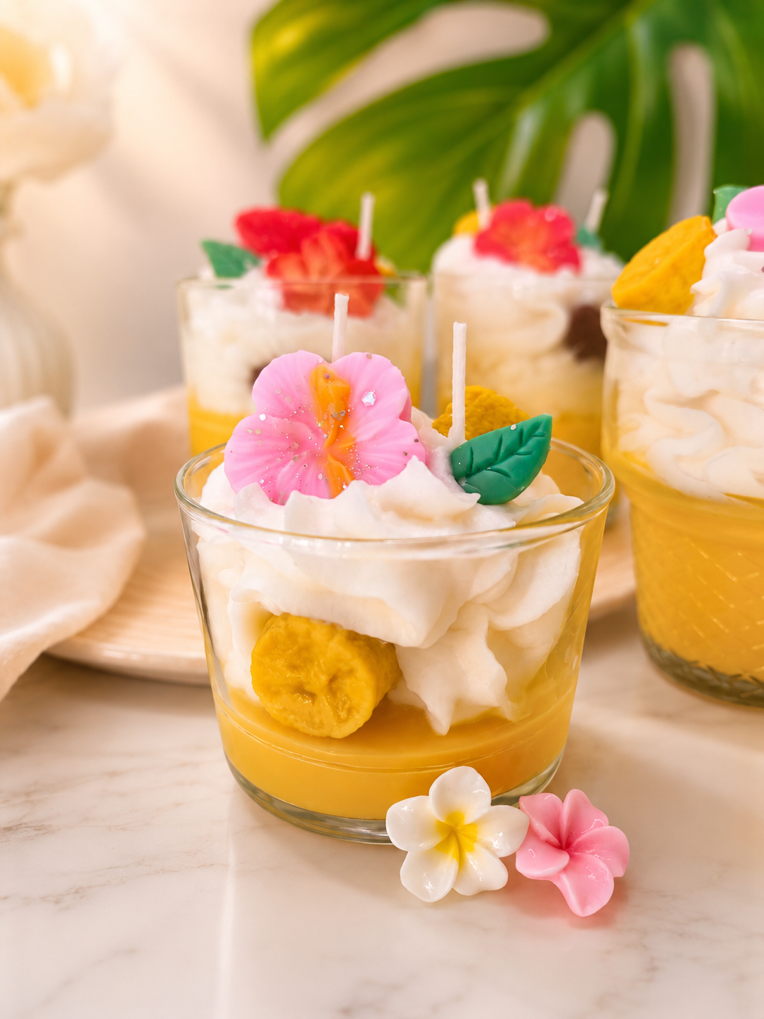 Nuestra vela baby deluxe con aroma a hibisco, plátano y coco.