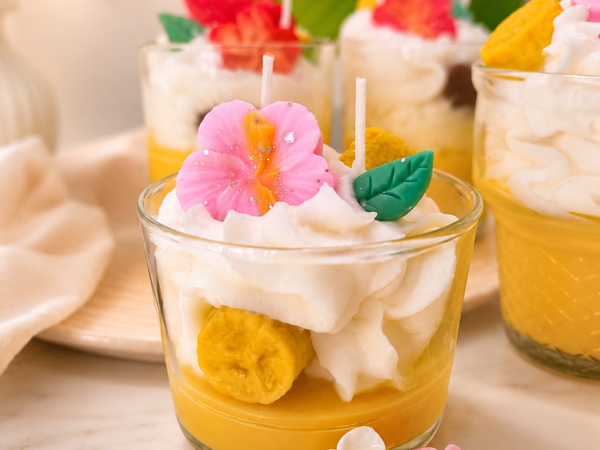Nuestra vela baby deluxe con aroma a hibisco, plátano y coco.
