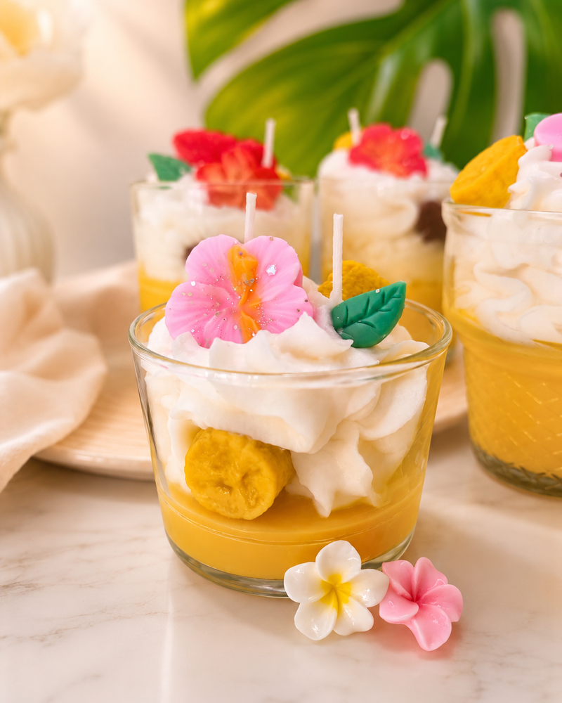 Nuestra vela baby deluxe con aroma a hibisco, plátano y coco.