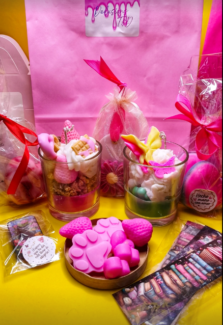 Bolsita Sonrisa — Regalo en bolsita bien decorada, con vela a elegir  y dos artículos artesanales más (jabones, velas de cup cake, ambientadores).