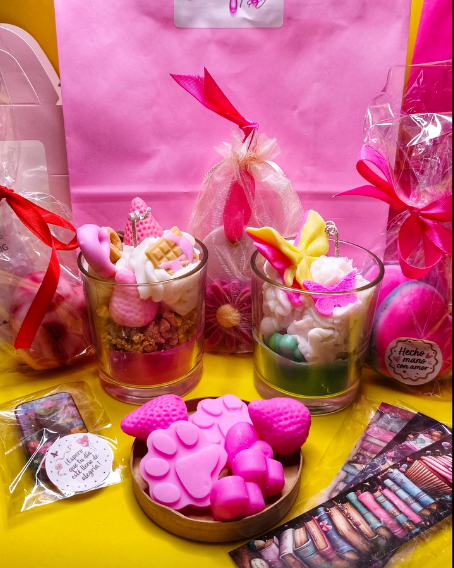 Bolsita Sonrisa — Regalo en bolsita bien decorada, con vela a elegir y dos artículos artesanales más (jabones, velas de cup cake, ambientadores).