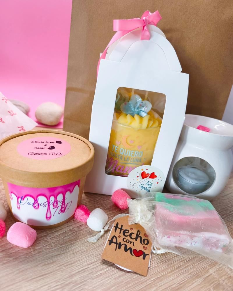 Bolsita Sonrisa — Regalo en bolsita bien decorada, con vela a elegir y dos artículos artesanales más (jabones, velas de cup cake, ambientadores).
