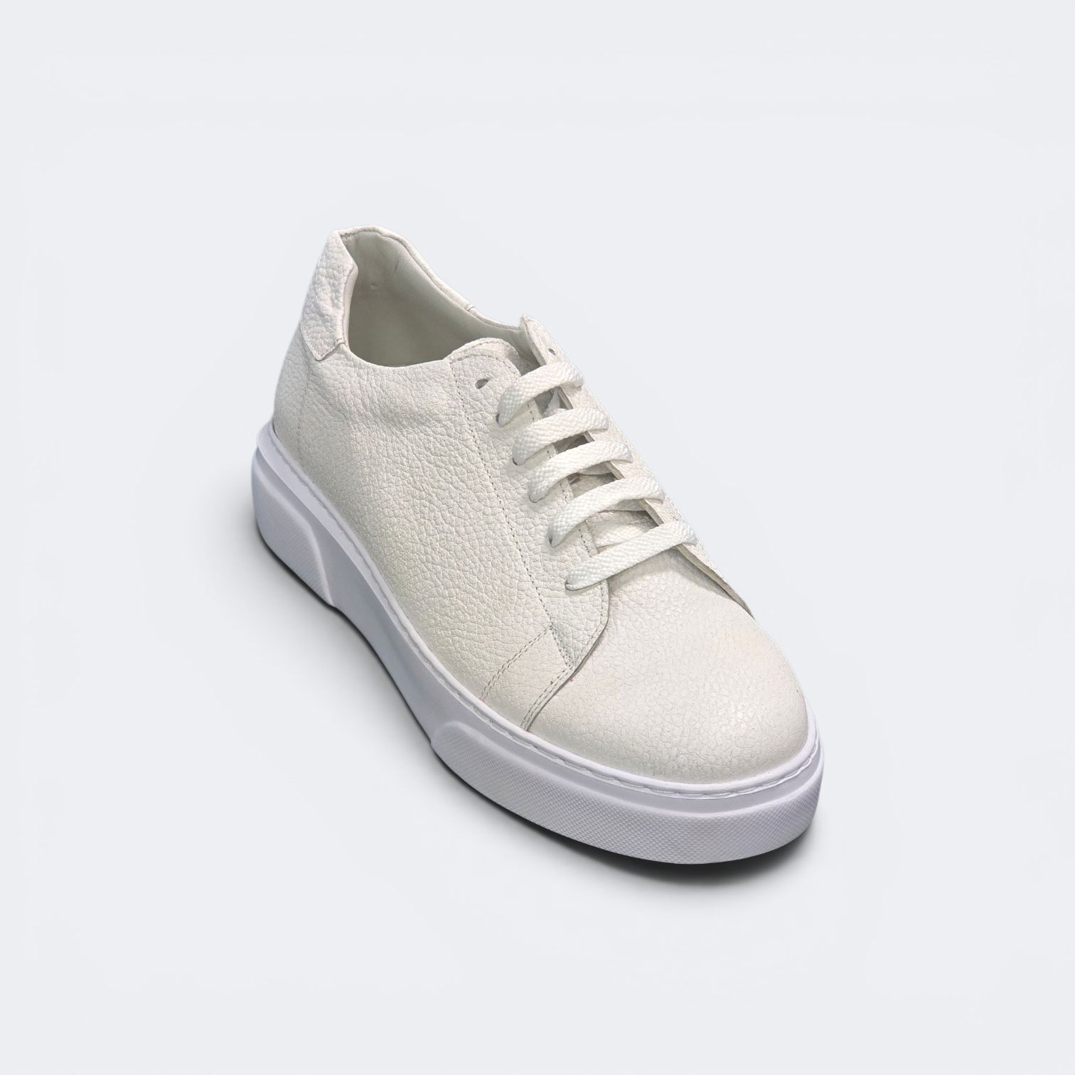 Viento cream leather sneaker, front three-quarter showing the pebbled-leather toe and laces.