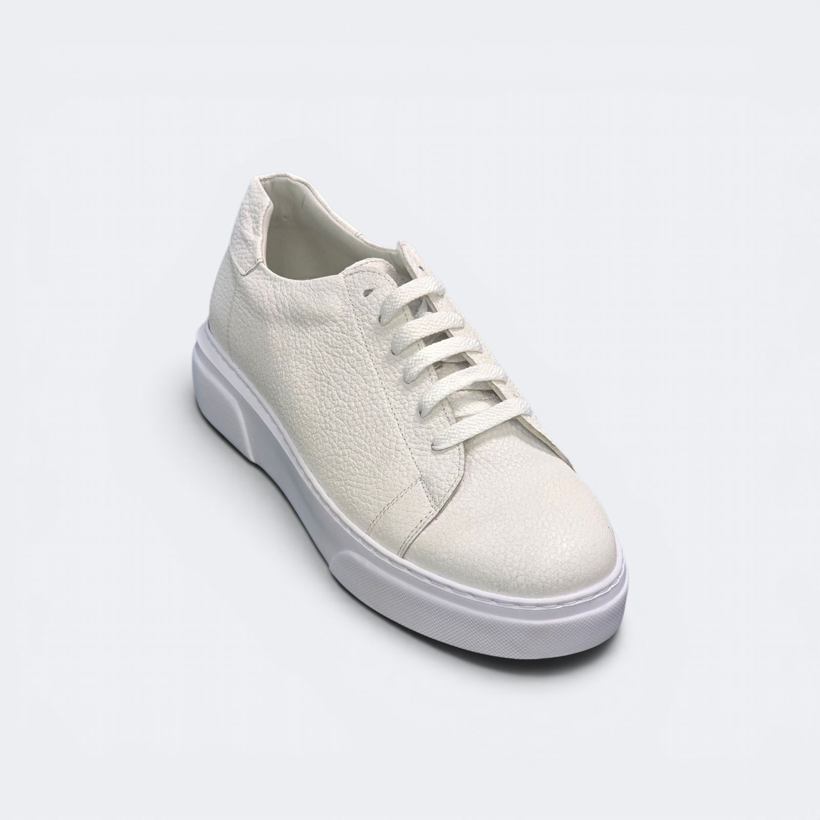 Viento cream leather sneaker, front three-quarter showing the pebbled-leather toe and laces.