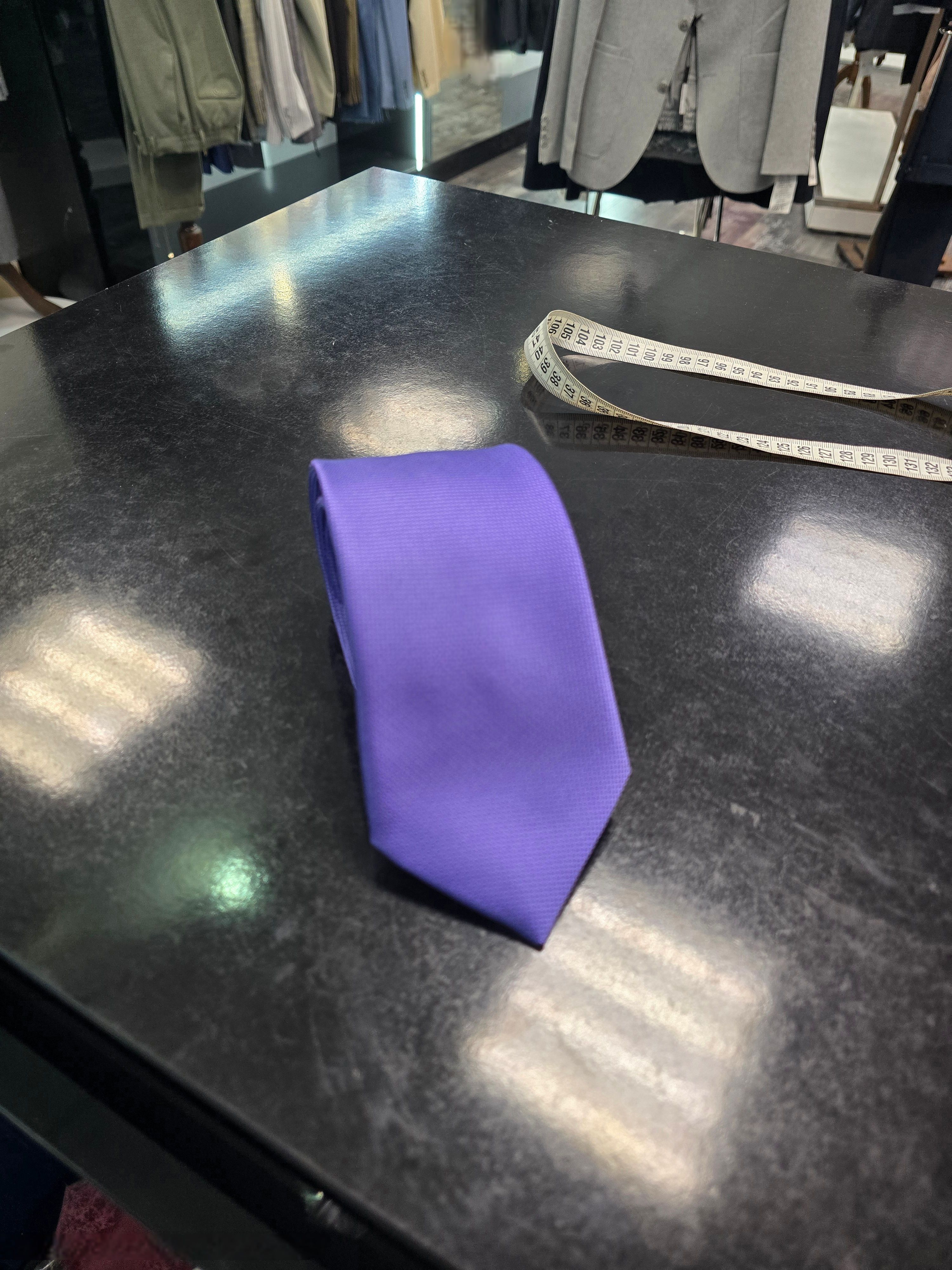 Viento purple tie, close-up detail of smooth finish