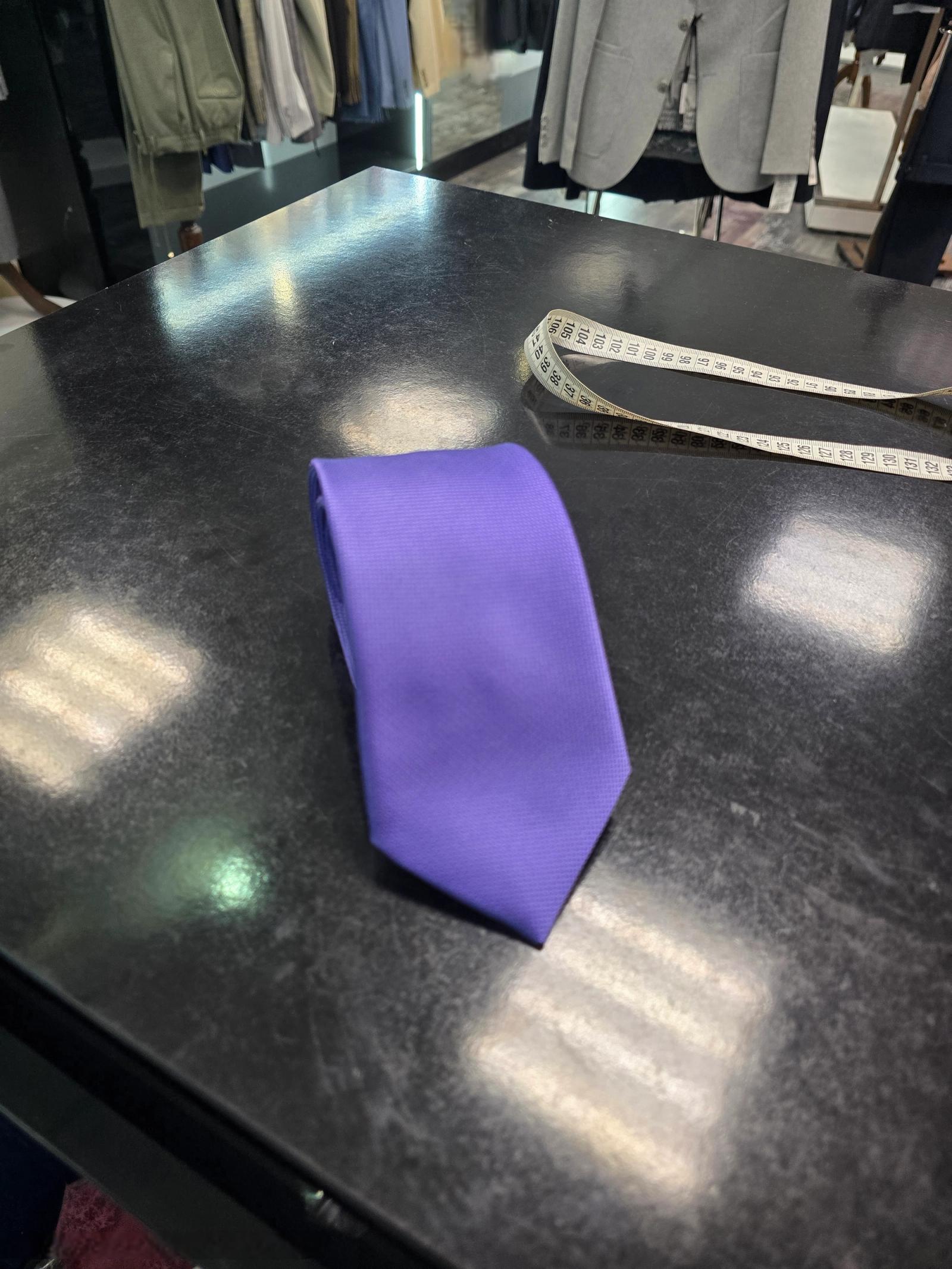 Viento purple tie, close-up detail of smooth finish