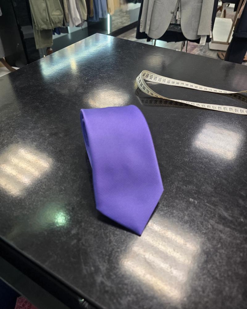 Viento purple tie, close-up detail of smooth finish