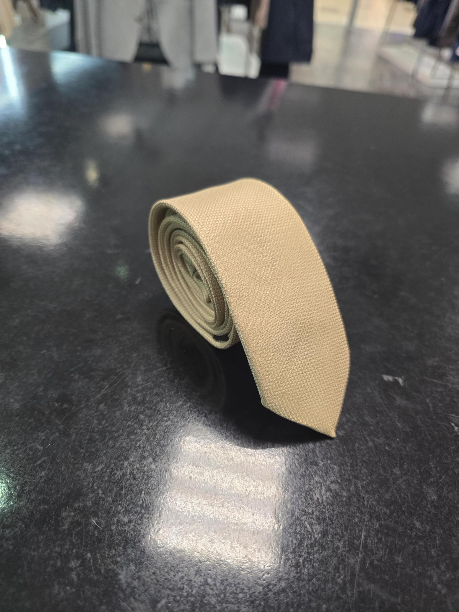 Viento beige tie, rolled view on dark counter