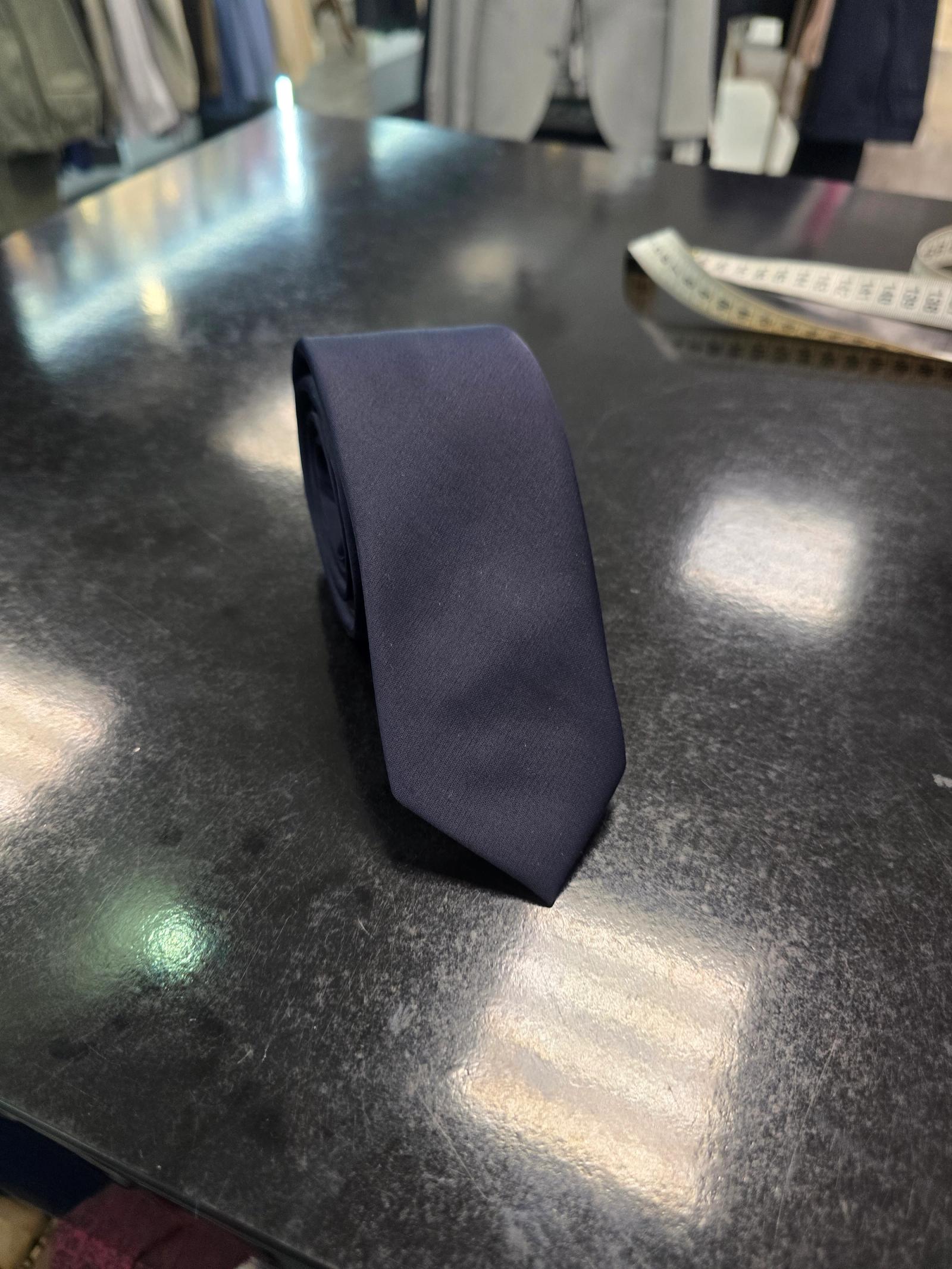 Viento slim navy tie, close-up detail of smooth finish