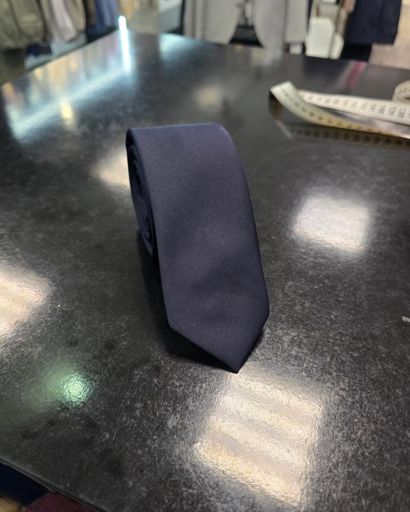 Viento slim navy tie, close-up detail of smooth finish