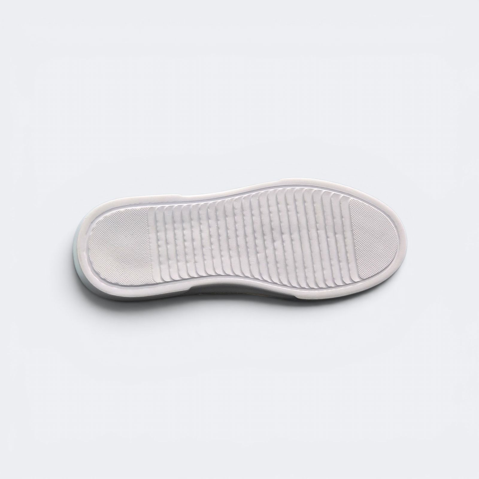 Sole of the Viento cream leather sneaker, plain white tread.