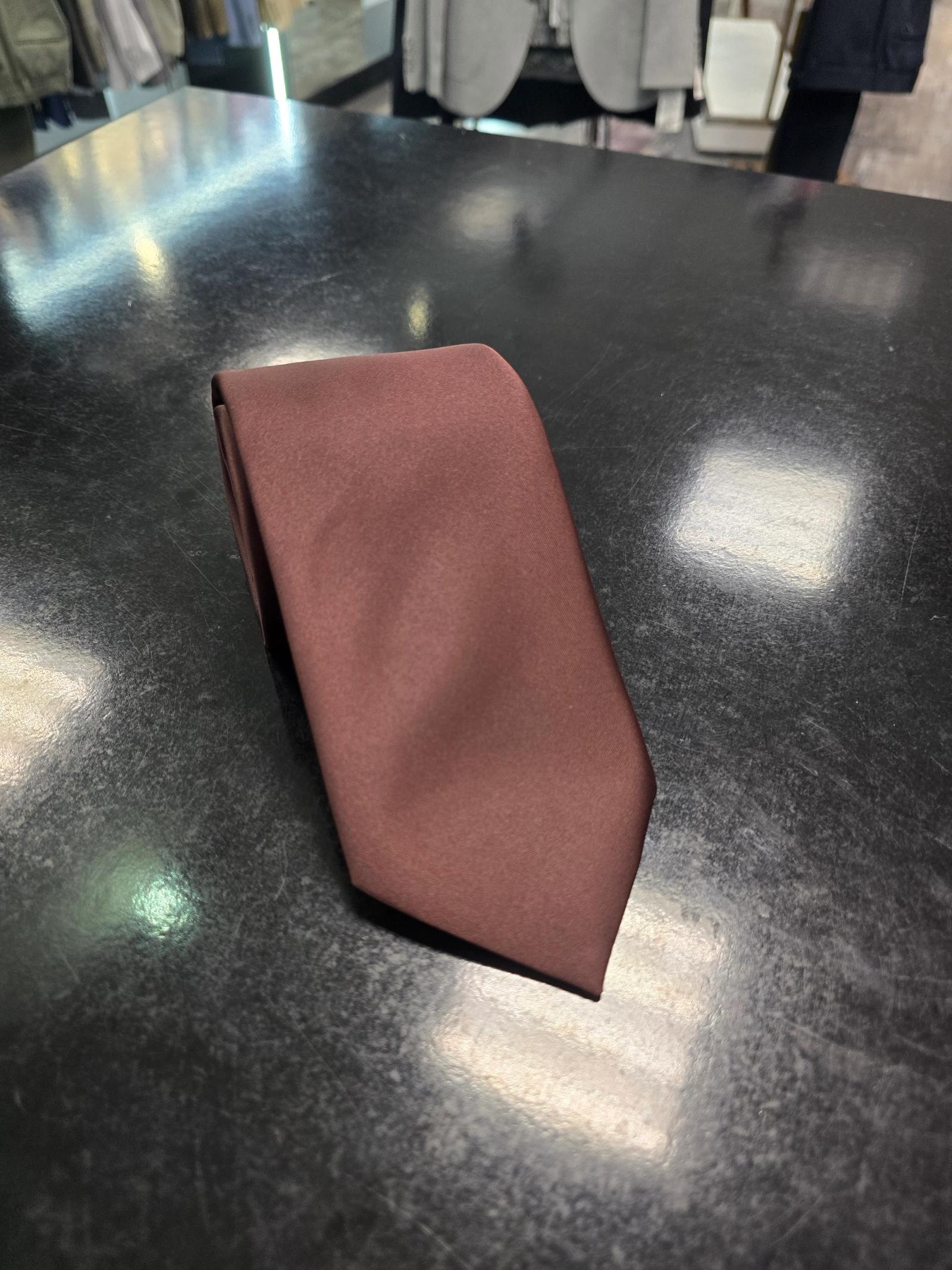 Viento burgundy satin tie, close-up detail of smooth finish