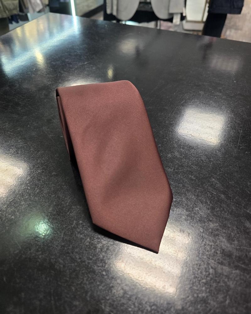 Viento burgundy satin tie, close-up detail of smooth finish
