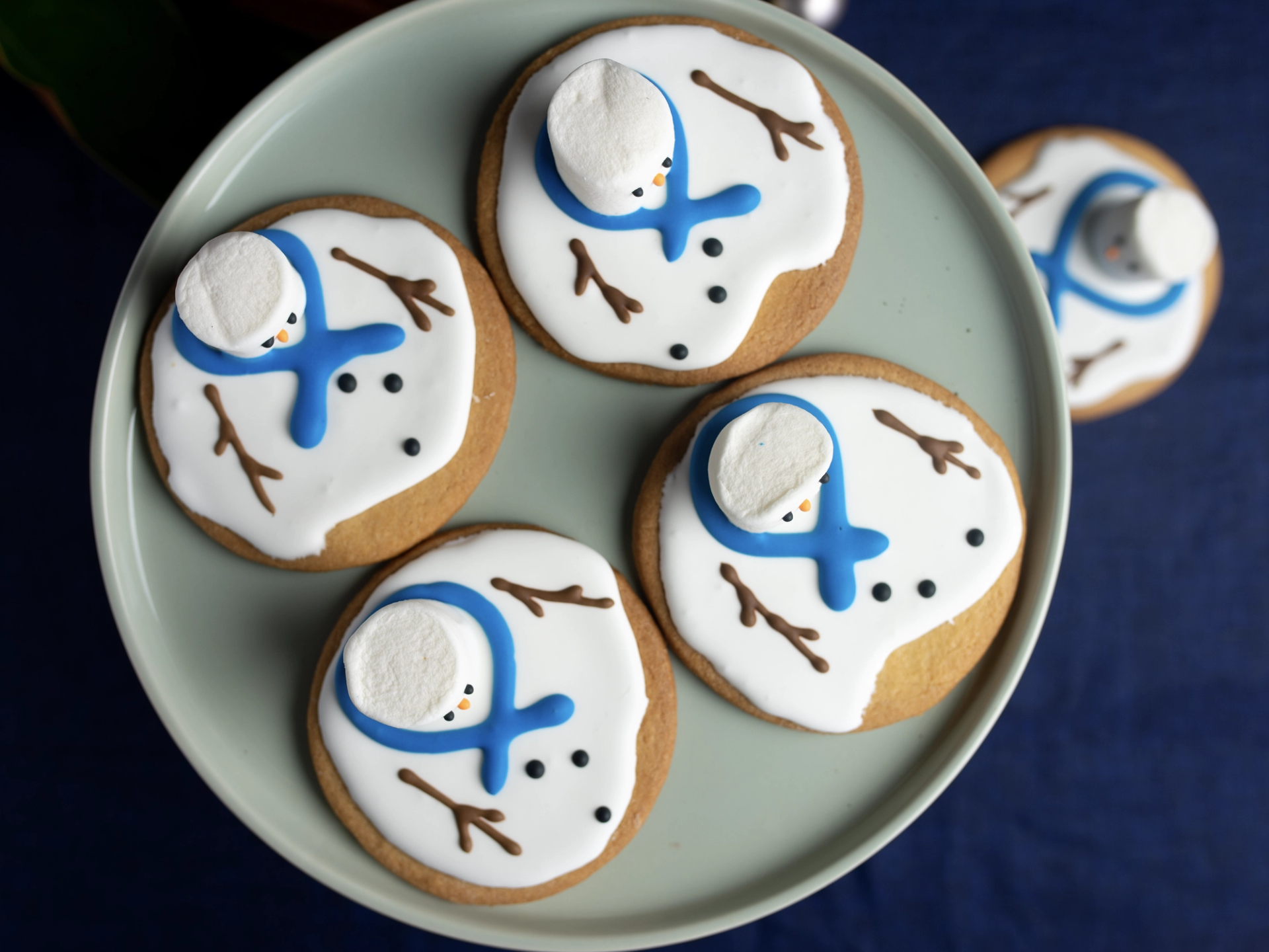 Melted Snowman Cookies with Marshmallow head