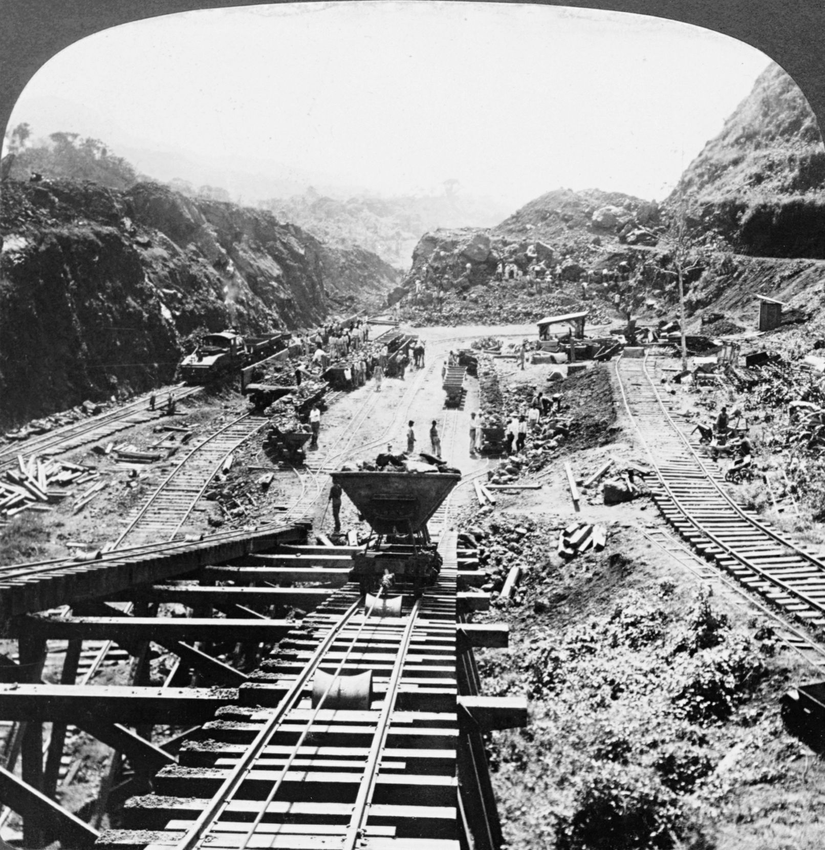 1907: Construction work on the Gaillard Cut. Photo: Wikimedia commons