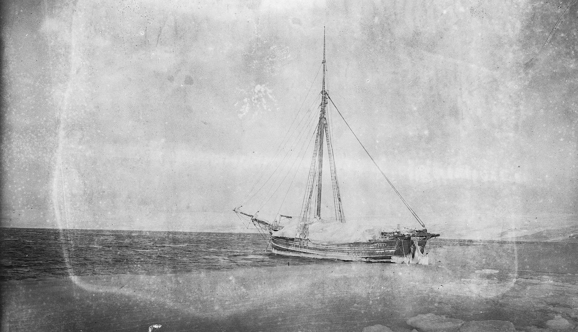 Gjøa close to sea-ice. Photo: Nasjonalbiblioteket