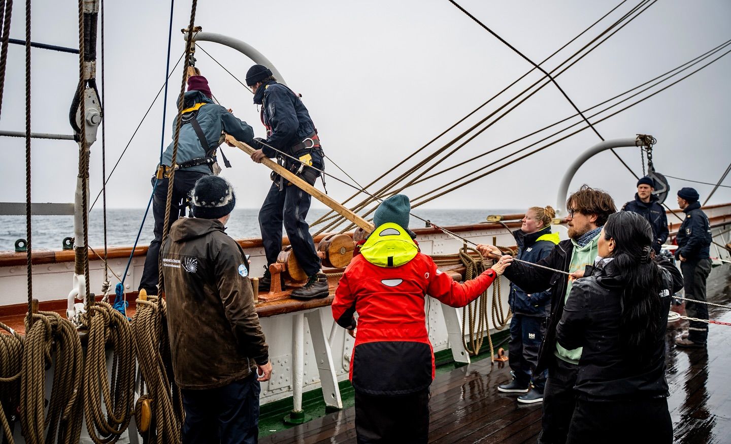 The thermometer is lowered into the ocean. Photo: Malin Kvamme