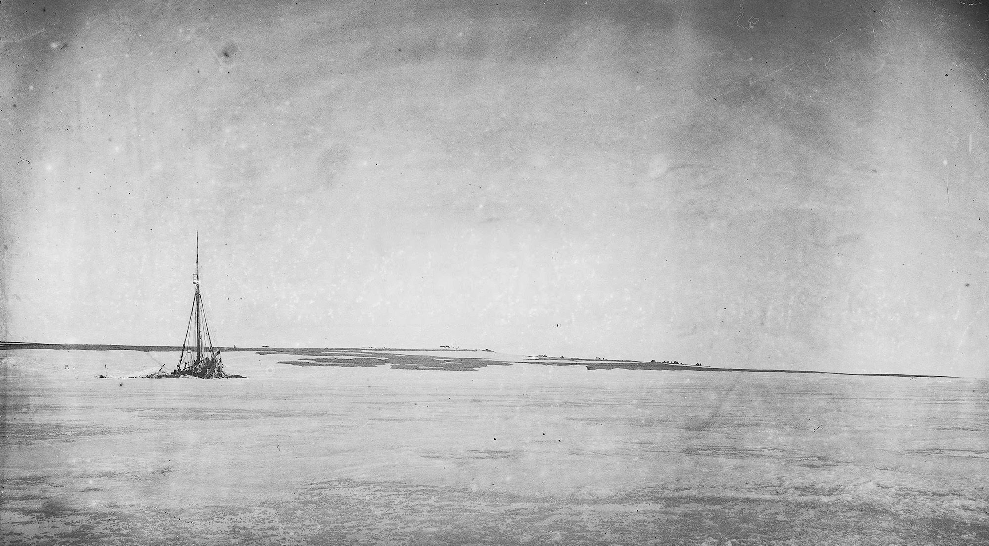 Gjøa frozen in the ice at Gjoa Haven. Photo: Nasjonalbiblioteket