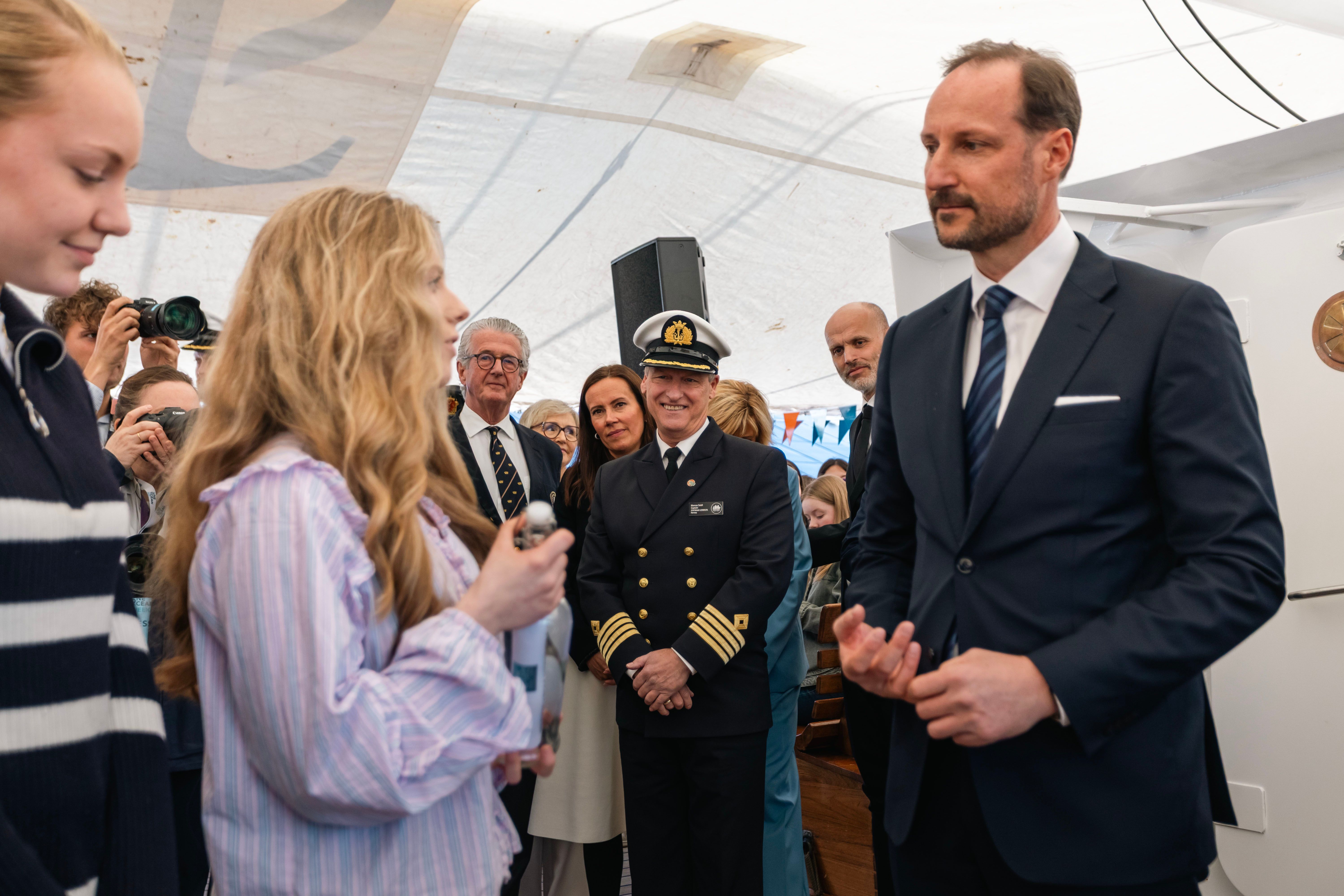 H.R.H. Crown Prince Haakon receiving the final student contribution from students at Storetveit School and Metis Upper Secondary School in Bergen.