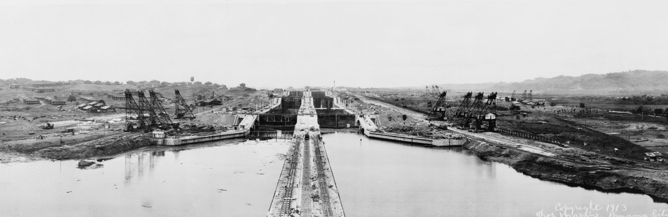 1913: Construction of locks. Photo: Wikimedia commons
