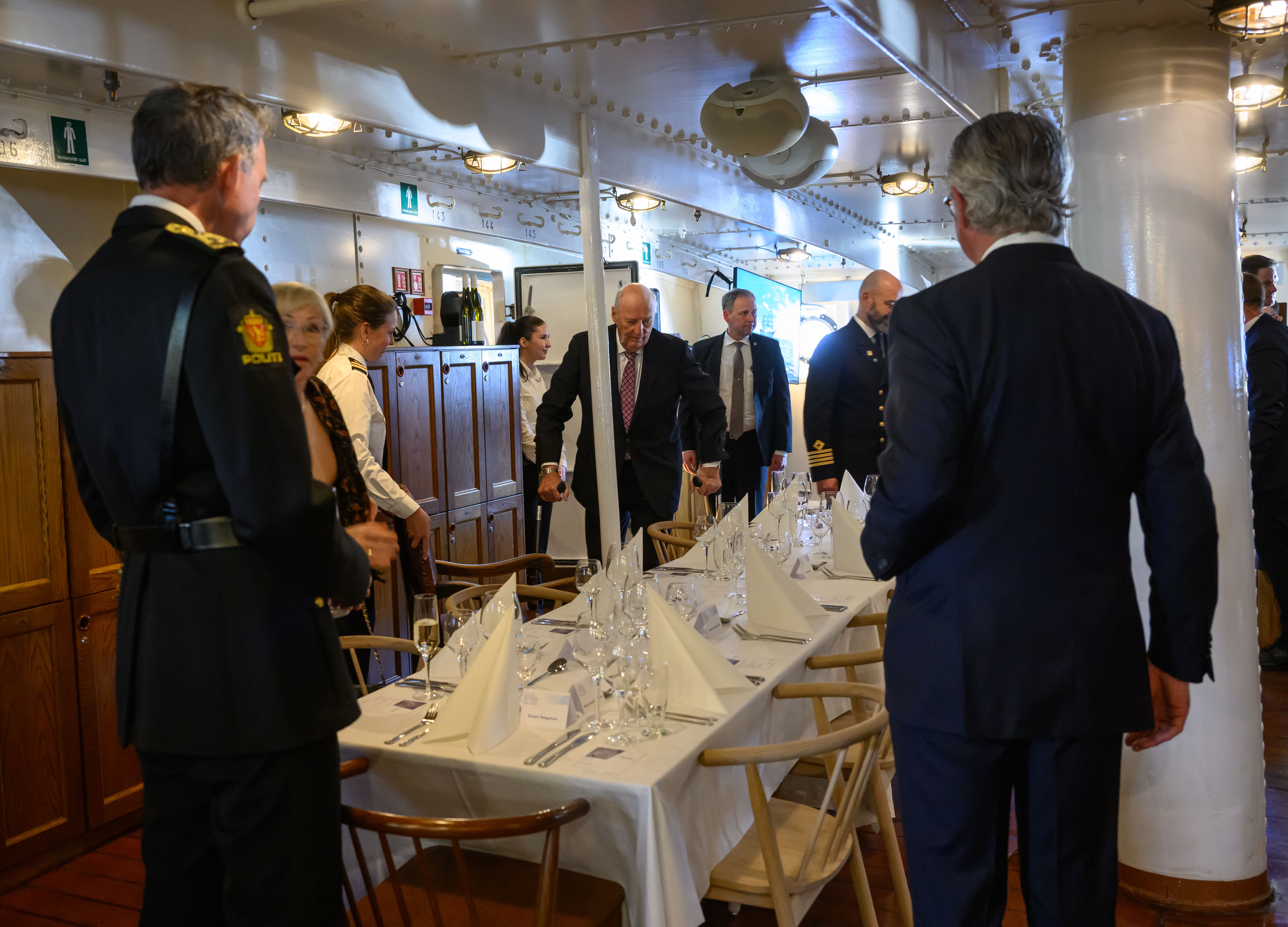 A Royal dinner on the banjer. Photo: Ronald Toppe 
