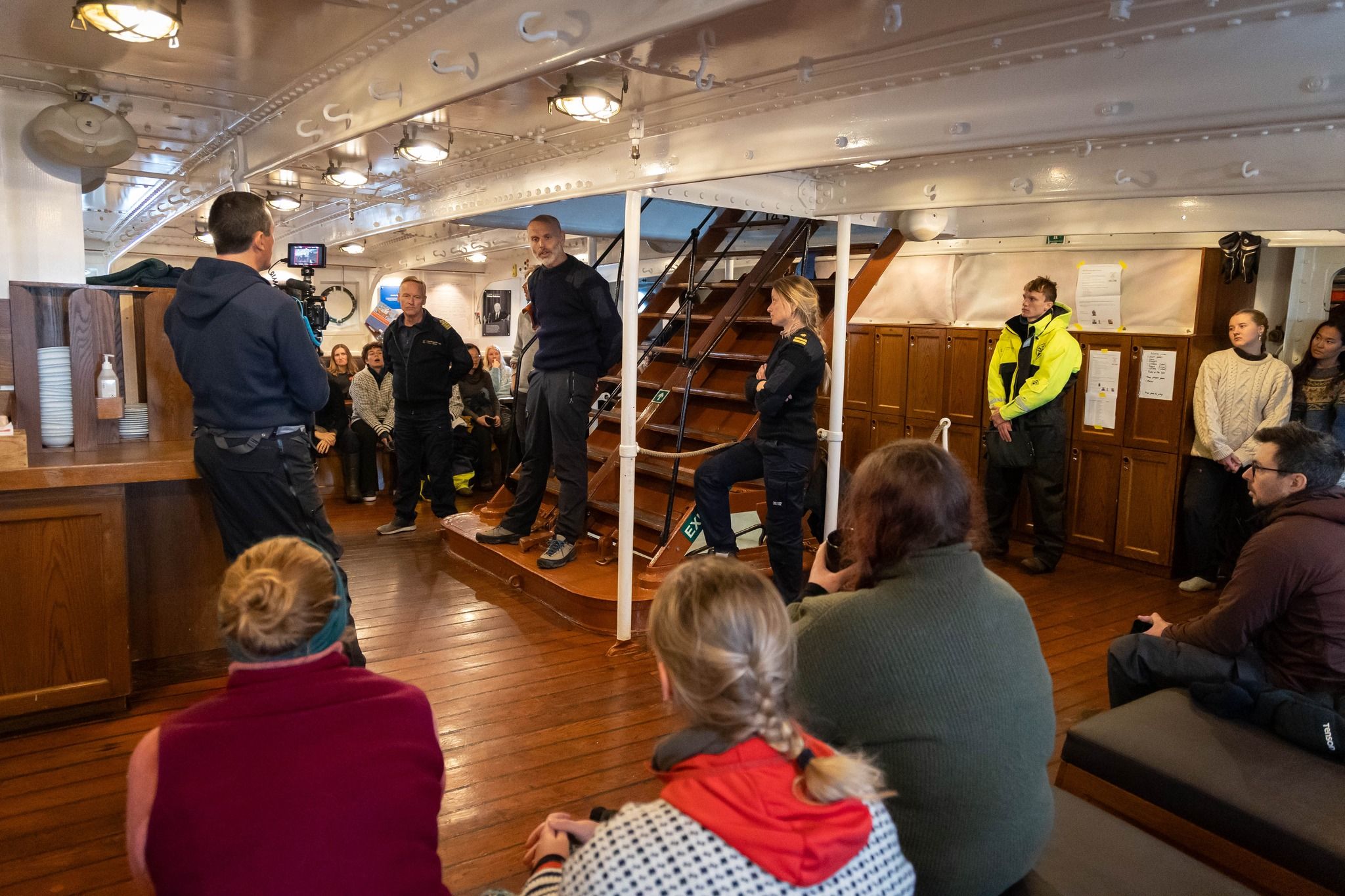 Haakon Vatle breaks the bad news to the students from the Arctic University of Tromsø. Photo: André Marton Pedersen
