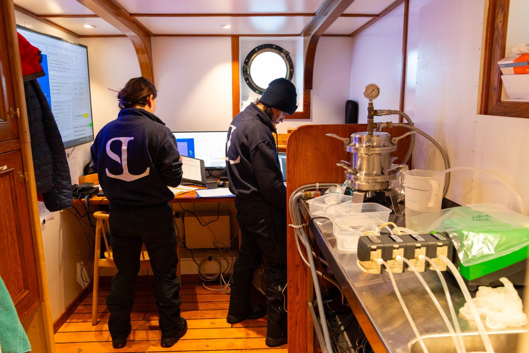 Lucie Cassarino and Natacha Fabregas doing eDNA-analysis in the lab. Photo: One Ocean Expedition