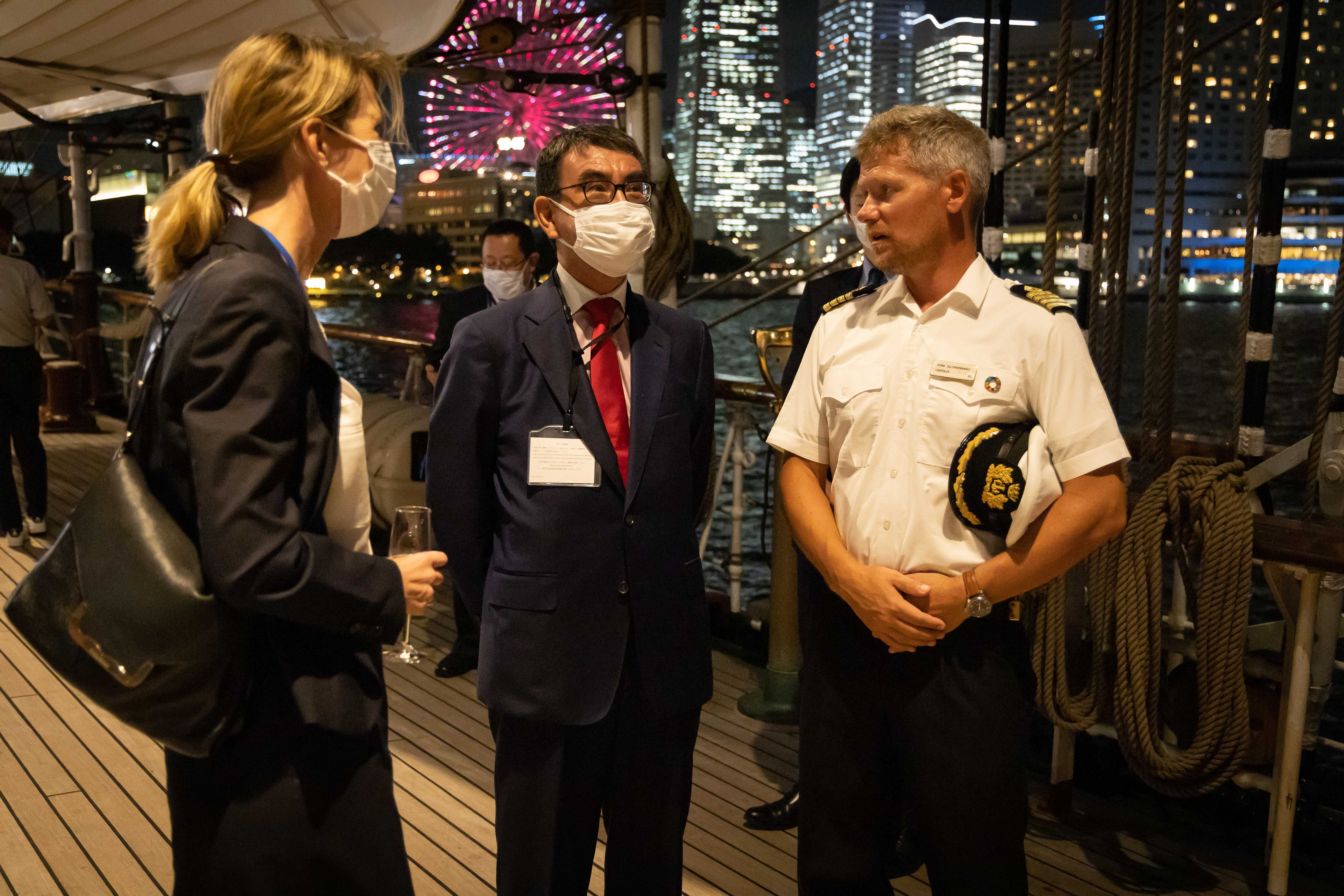 Digitalization Minister in, Japan Kono Taro, and Captain Sune Blinkenberg.  Photo: André Marton Pedersen