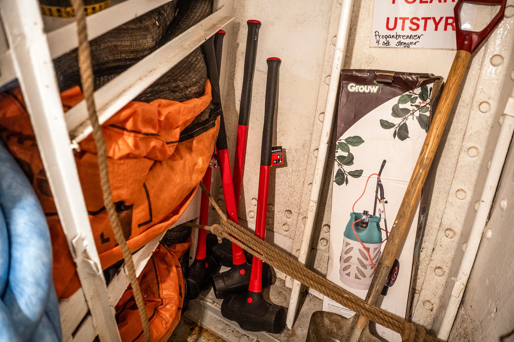 Canvas protection, clubs, burners and shovels. Photo: Malin Kvamme