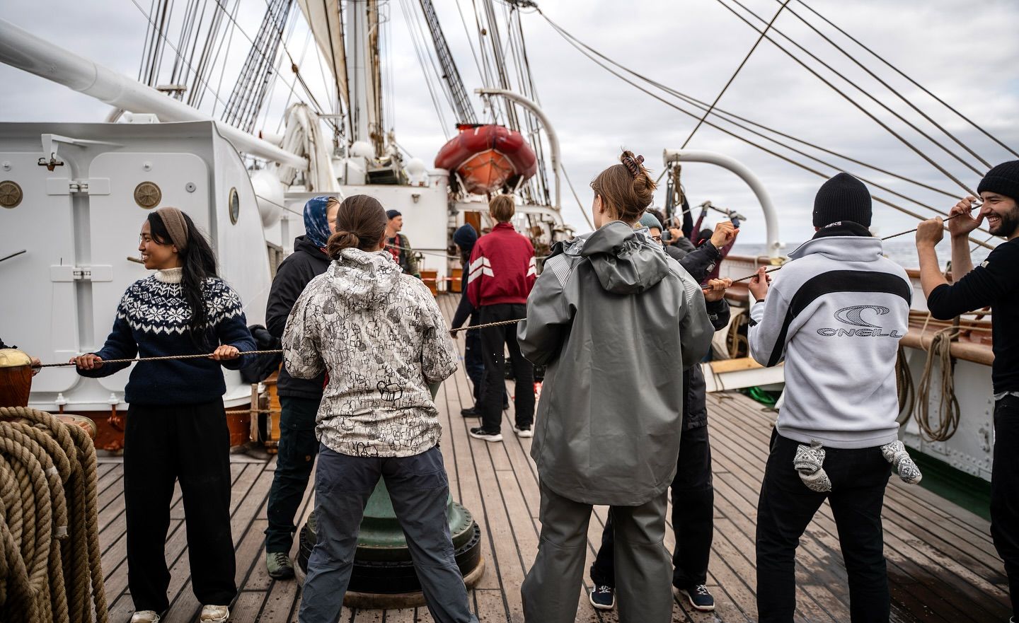 The thermometer is lowered into the ocean. Photo: Malin Kvamme